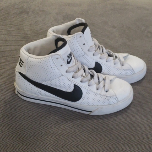 Nike Other - Kids high top Nike gender neutral, retro. Size 4Y